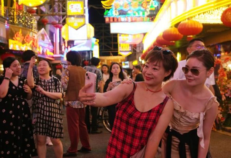 �貽��ҫ�ֽ� ��Ӱ���桰ͬ��Բ������д�ڵ�28���Ϻ����ʵ�Ӱ�ڿ�Ļ֮��